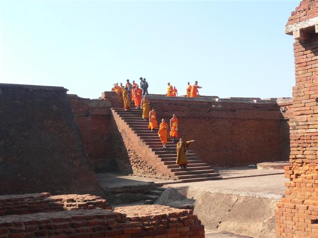 檔案:Thai monks at Nalanda University ruins (Small).JPG