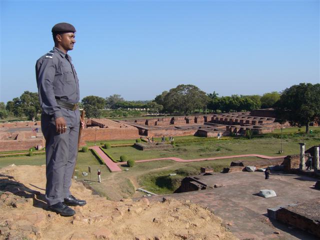 檔案:Lecture halls (background) temples foreground, Nalanda University (Small).JPG